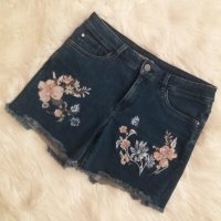 Къси дънкови панталонки с бродерия цветя, снимка 1 - Къси панталони и бермуди - 37896538