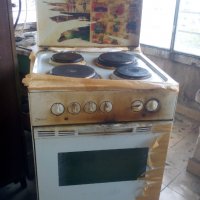 Продавам готварска печка с дефект за ремонт или части , снимка 1 - Печки, фурни - 30642002