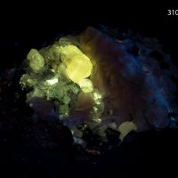 Друза от флуоресцентен церусит и барит 157g, снимка 3 - Други ценни предмети - 38376779