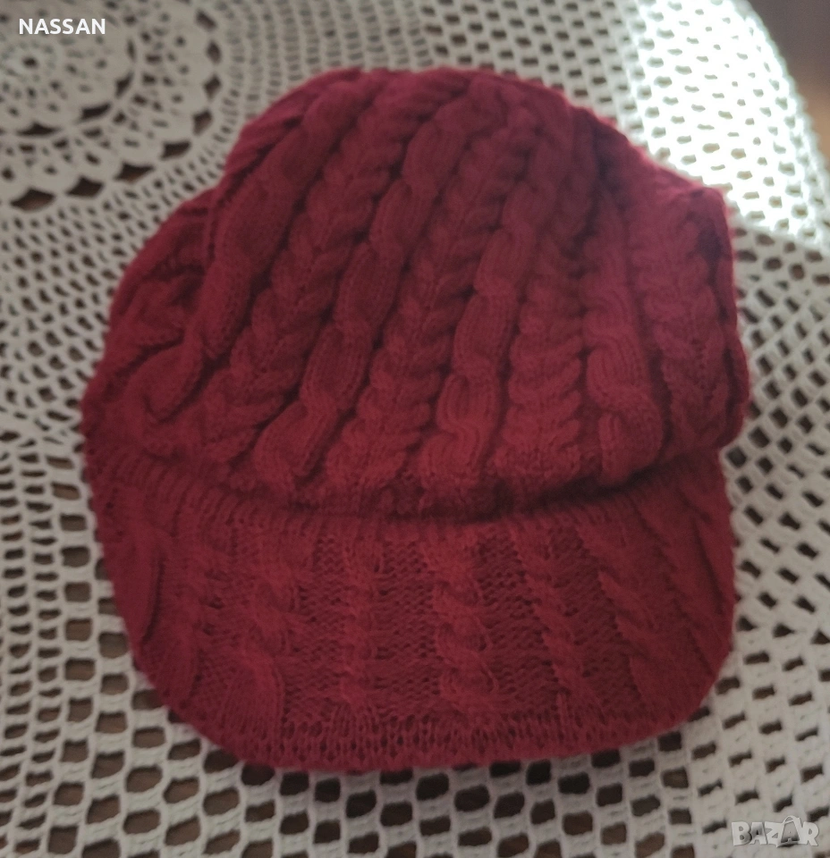 Вишнева дамска плетена зимна шапка с козирка, снимка 1