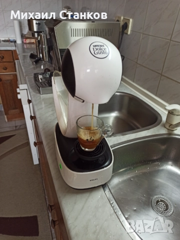 Кафе машина Крупс за капсули Долче Густо работи перфектно но липсва капака на водата