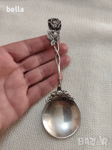 Сребърна колекционерска лъжичка с роза известна още като Хилдесхаймска роза