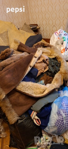 Подарявам голямо количество нови и запазени дрехи, посуда, диван, легло, маса, закачалки чаши чини, снимка 2 - Други стоки за дома - 53248533