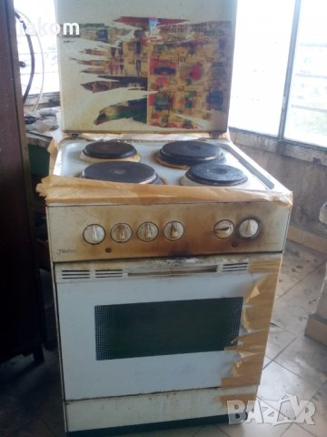 Продавам готварска печка с дефект за ремонт или части , снимка 1 - Печки, фурни - 30642002