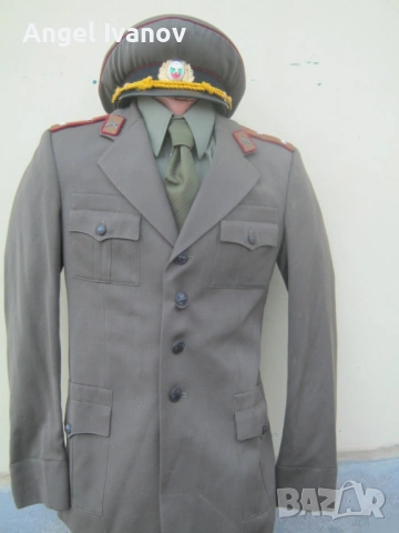 Офицерска униформа от соца, снимка 2 - Антикварни и старинни предмети - 54180933