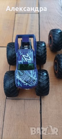 монстери , снимка 2 - Коли, камиони, мотори, писти - 44415537