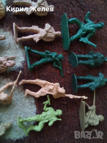 Войници пластмасови 12 броя 51727, снимка 3 - Колекции - 52105510