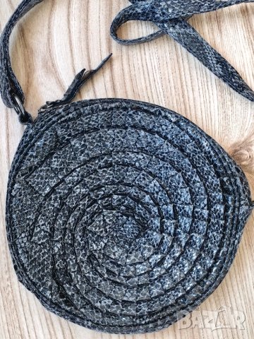  Дамска чанта Pull & bear oригинал, змийски мотив, много сладък модел, мн. запазена