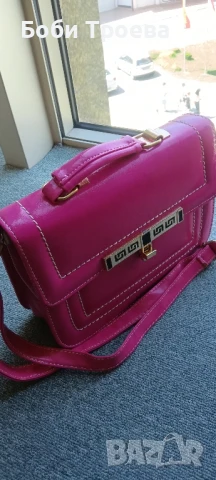 Ежедневна дамска чанта  Изработена от еко кожа Затваряне с капак и метален аксесоар