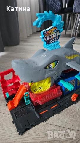 Писта Hot Wheels Автомивка с гигантска акула City Ultra Shark Car Wash, снимка 2 - Коли, камиони, мотори, писти - 53993849