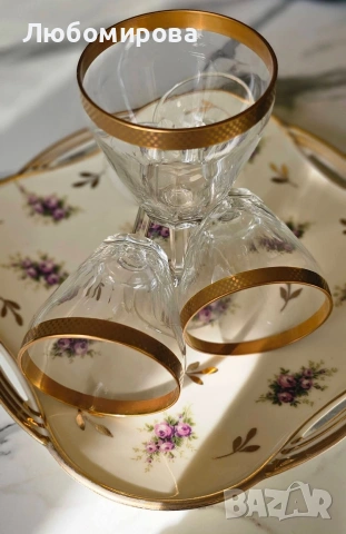 Кристални чаши на столче