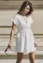 Бяла мини рокля Zara с панделки и волани, размер S, снимка 1