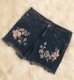 Къси дънкови панталонки с бродерия цветя, снимка 1