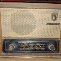 Продавам старо радио "Хр.Ботев", снимка 1 - Антикварни и старинни предмети - 42794486