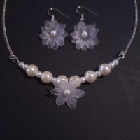 Красив комплект бижута обици и колие с нежни цветя и кристални бели перли , снимка 10 - Бижутерийни комплекти - 42795445