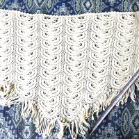 Ръчно плетени шалове-триъгълни, с ресни, бели, снимка 2 - Шалове - 42833741