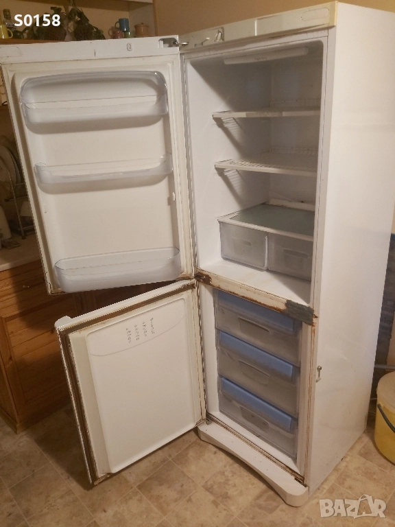 Работещ хладилник с фризер Indesit, снимка 1