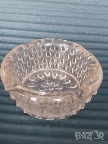 Пепелник - масивно стъкло, снимка 4 - Аксесоари за кухня - 51249361