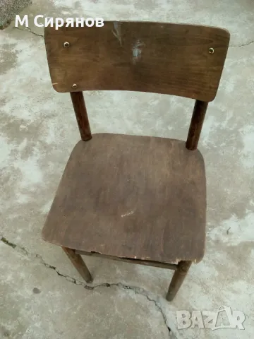 Стар дървен стол