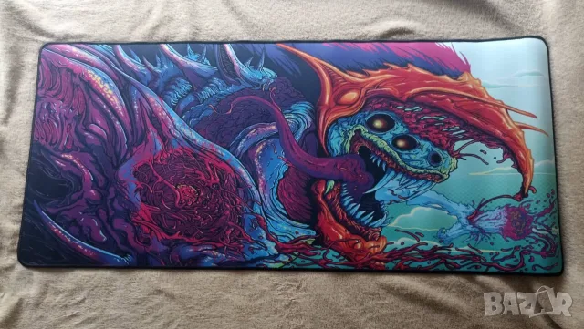 Продавам геймърски пад HyperBeast 90 x 40 см със защитени ръбове