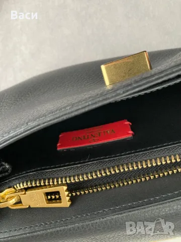 Valentino Garavani оригинална чанта, снимка 7 - Чанти - 48332271