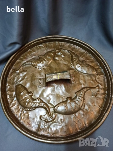 Огромен и масивен много стар меден поднос пано или др ръчна изработка в средата е с релефни риби