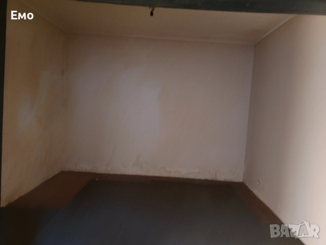 Собственик продава изгодно голям имот с ток и вода: 3 солидни къщи, 2 гаража, 4 мазета общо!, снимка 8 - Къщи - 52899773