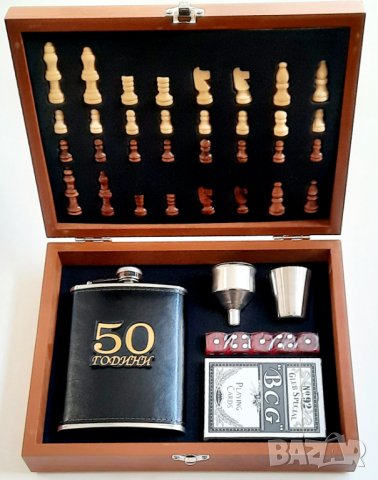 Оригинален подарък за юбилей на мъж - шах с карти за игра и флашка
