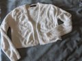 Продавам дамска плетена жилетка, размер M, бял пухкав, снимка 1 - Якета - 44451493