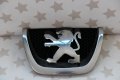 Предна емблема Peugeot 207 (2006-2014г.) Пежо 207 / 303002001 / 3030 02 001, снимка 1 - Аксесоари и консумативи - 31780115
