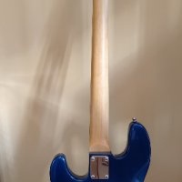 Бас китара четири струнна цвят син металик, снимка 2 - Китари - 42907667