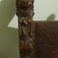 Масивен стар стол със орнаменти,глава и крака на лъв, снимка 1 - Столове - 39663658