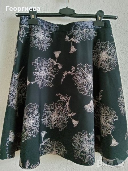 Разкроена Черна пола с дискретни розови цвегя, снимка 1