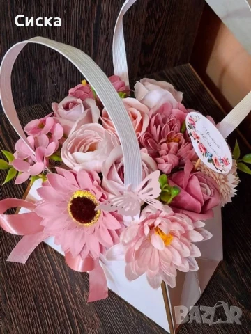 Кокетната дамска чанта с микс сапунени цветя от пластичен сапун в розово и пепел от рози, снимка 5 - Подаръци за жени - 50499499