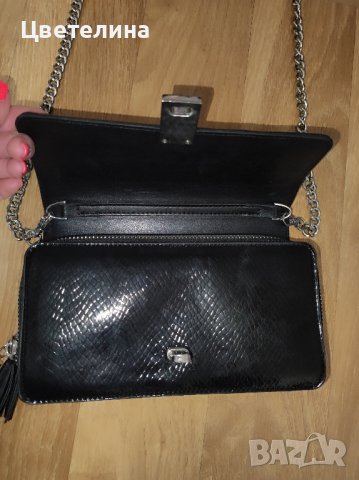 Дамска черна чанта CROPP змийски принт цена 20 лв. + подарък висулка пухче, снимка 4 - Чанти - 42697716