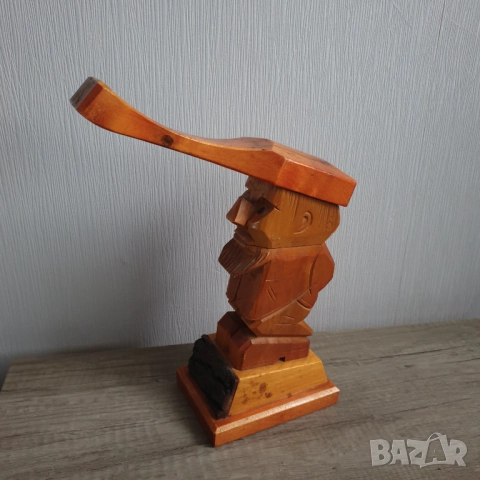 Стара дървена орехотрошачка