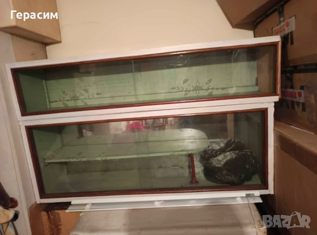 Подарявам масивен шкаф с надстройка за чаши със стъкло и огледало от соца, снимка 2 - Бюфети - 53205856