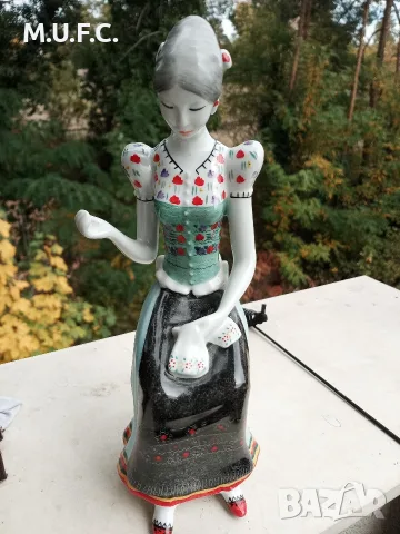 Уникална Порцеланова фигура .Ръчно рисувана.Маркировка