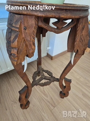 Стара масичка за цветя.