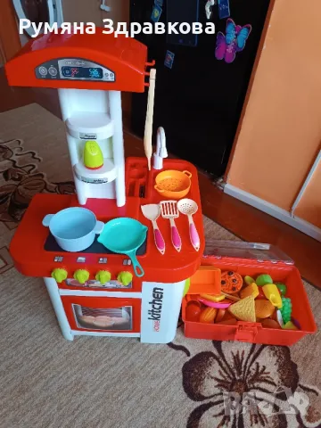 Продавам детска пластмасова кухня със звук, светлина и аксесоари, снимка 2 - Играчки за стая - 49000584