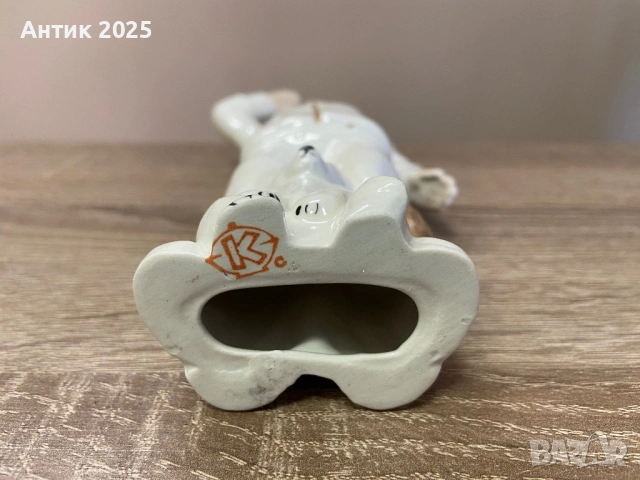 Винтидж порцеланова статуетка „Полярен летец с меченце“, Коростенски порцеланов завод, СССР, снимка 3 - Антикварни и старинни предмети - 53233988