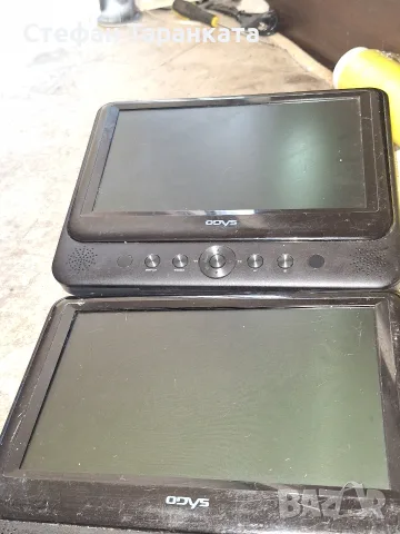 DVD player със два монитора 