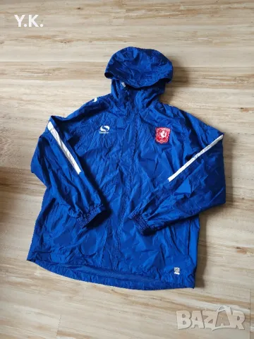 Оригинално мъжко горнище с качука Sondico x F.C. Twente / Season 17-18 (Training), снимка 2 - Спортни дрехи, екипи - 49647991