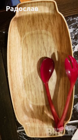 Продълговата голяма купа за салата със щипка вилица и лъжица 