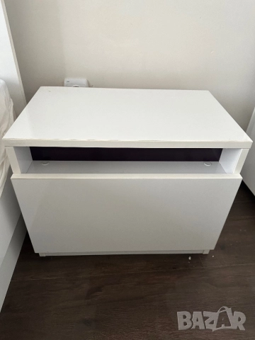 2 броя нощни шкафчета бял гланц