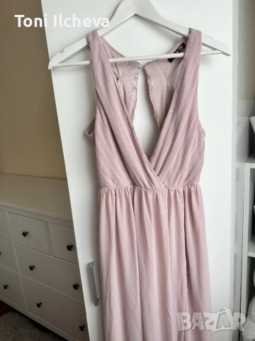 Дълга рокля с ефектен гръб