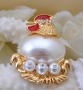 Брошка *Златна кокошка* от серия *Перлена магия*, снимка 2