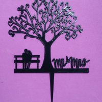  Mr&Mrs Двойка на скамейка под дърво черен сватбен пластмасов топер украса табела за торта, снимка 1 - Други - 30364567