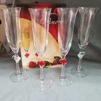 Стъклен сет от две чаши за шампанско - с червени или бели сърца, снимка 2 - Чаши - 35593097