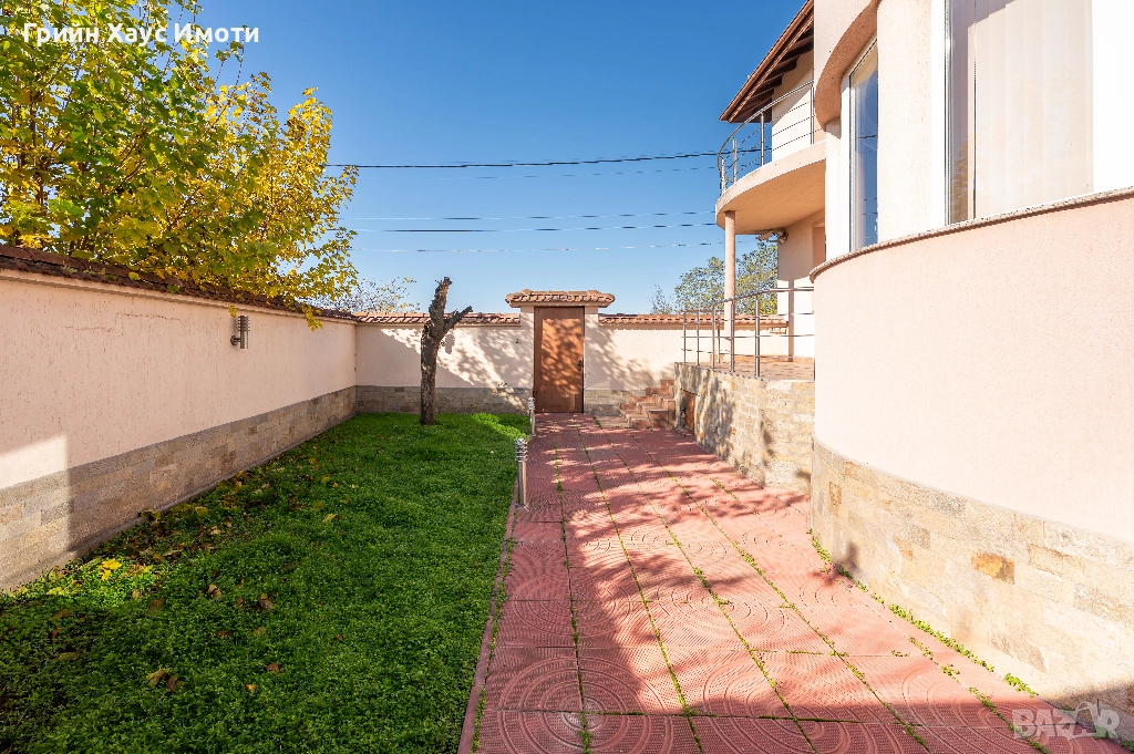 Елегантен, просторен и изключително перспективен имот в сърцето на с. Граф Игнатиево, снимка 1